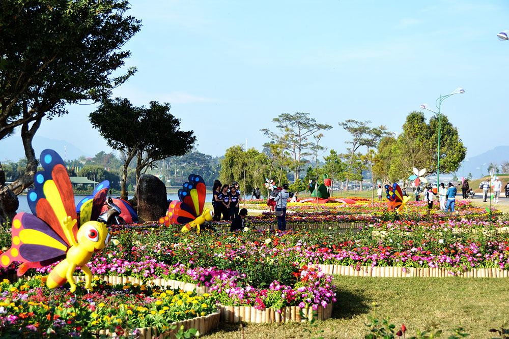 Đông đảo du khách tới tham dự Festival Hoa Đà Lạt